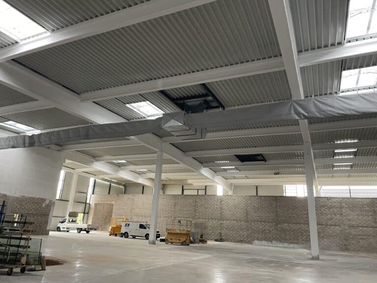 Réseau de gaines textile dans un entreprot